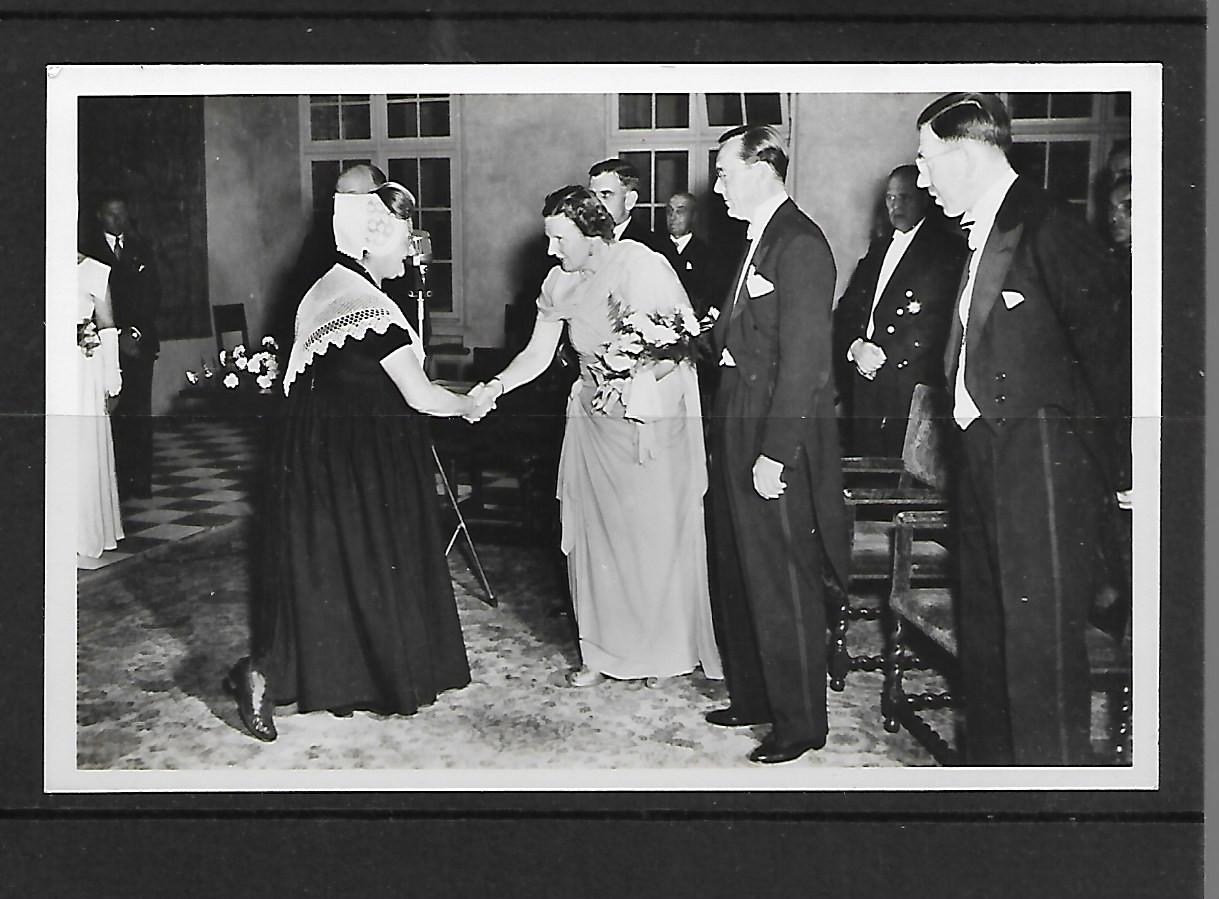 Ansichtkaart   A  823  Middelburg  raadhuis 18 aug  1950