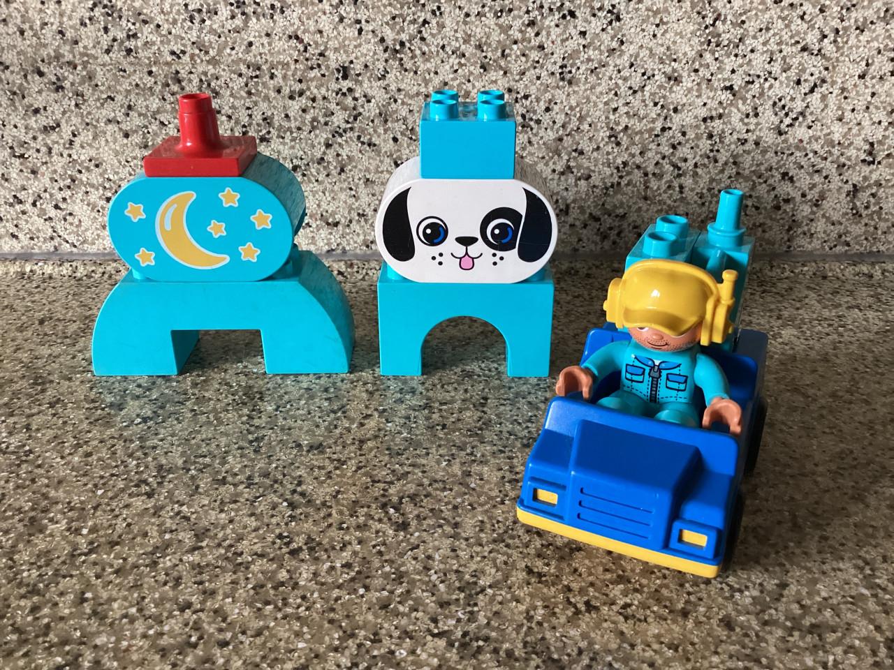 Lego.  Duplo. 16x rechthoekig 1x2x2. Vliegtuigje + autootje + bestuurders.