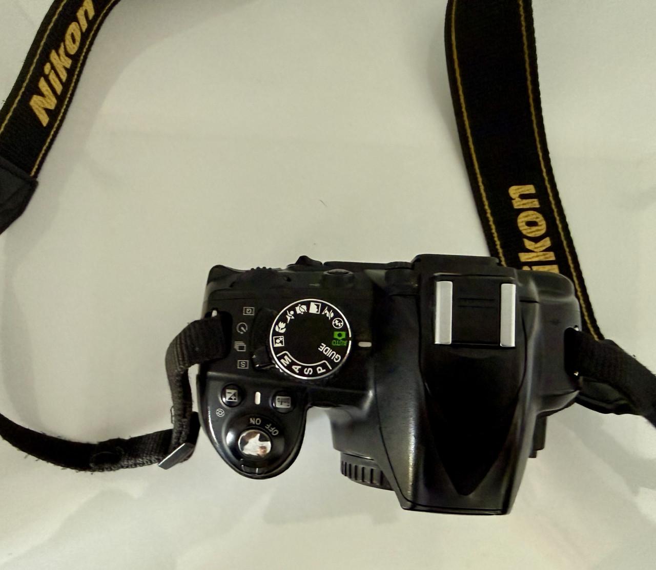De Nikon D3100 body met Jupio batterijgrip