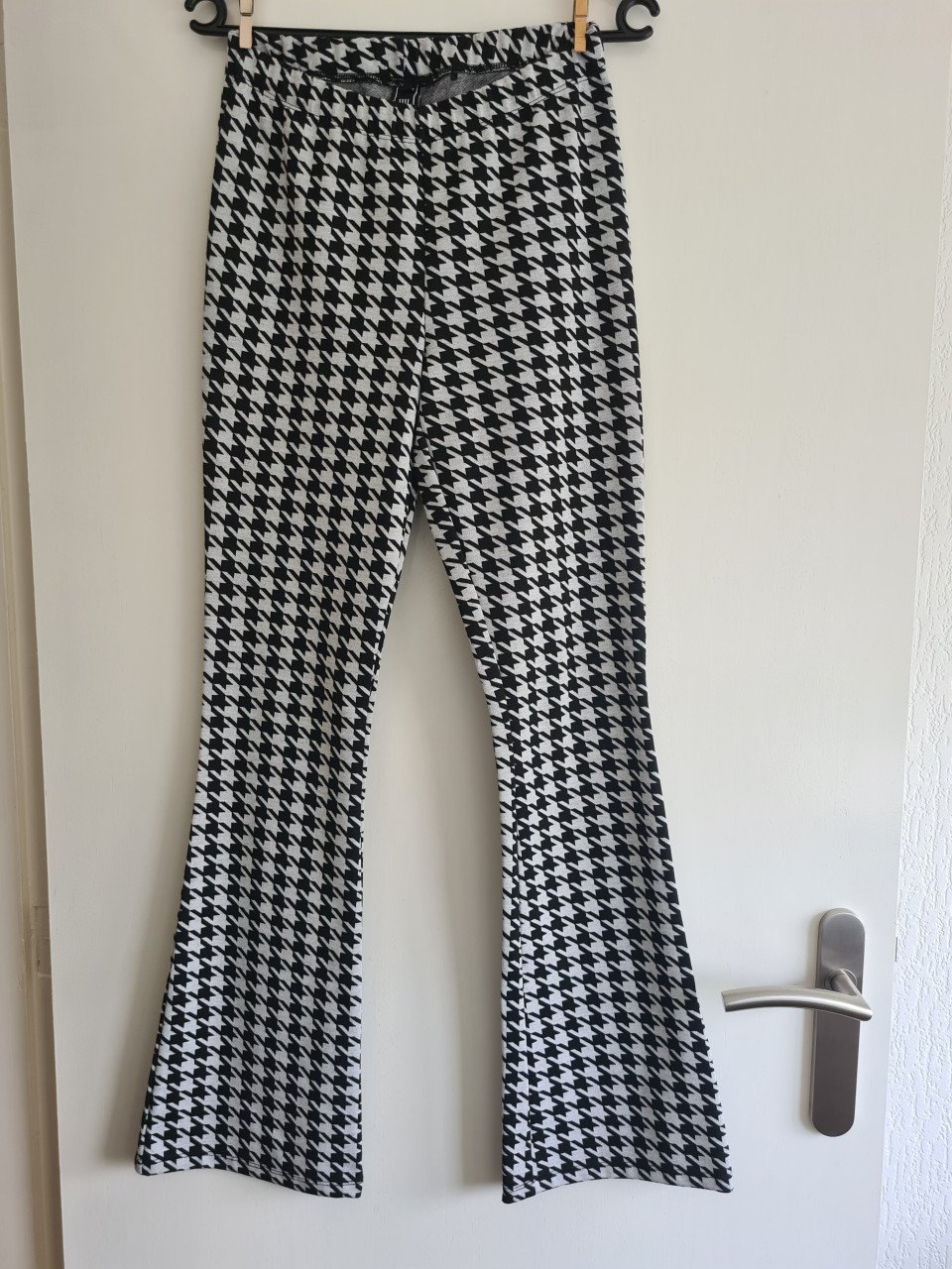Nieuwe pied de poule zwart-wit broek met wijde pijpen van Amy & Ivy