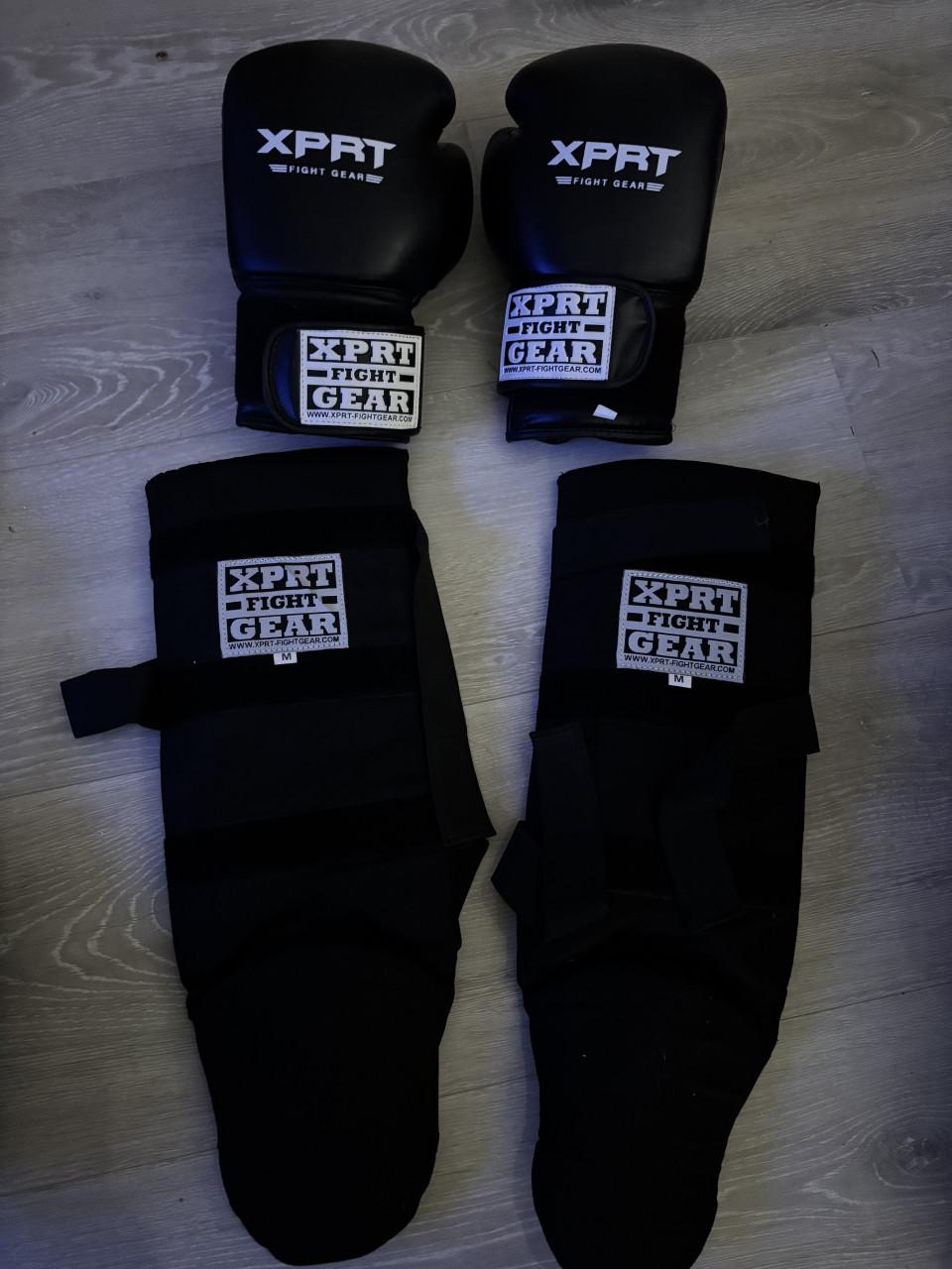 Kickboks handschoenen en scheembeschermers