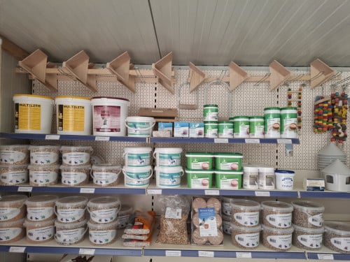 Ruim assortiment duivenvoeders- en benodigdheden