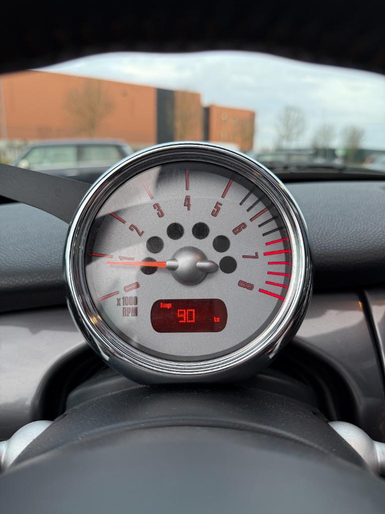 Mini Cooper Cabrio 1.6 - sidewalk