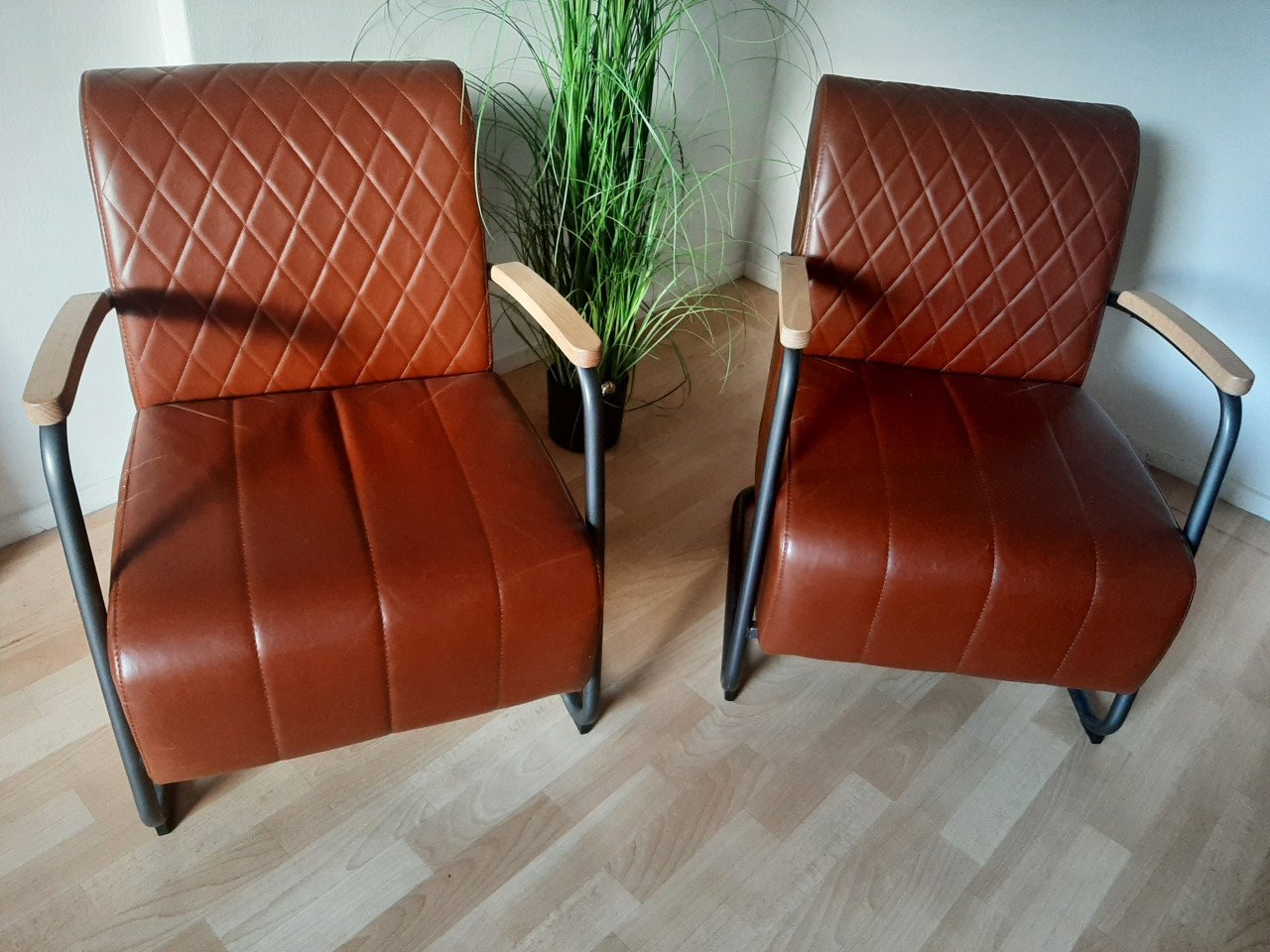 2 lounge stoelen, kleur bruin, merk RV design