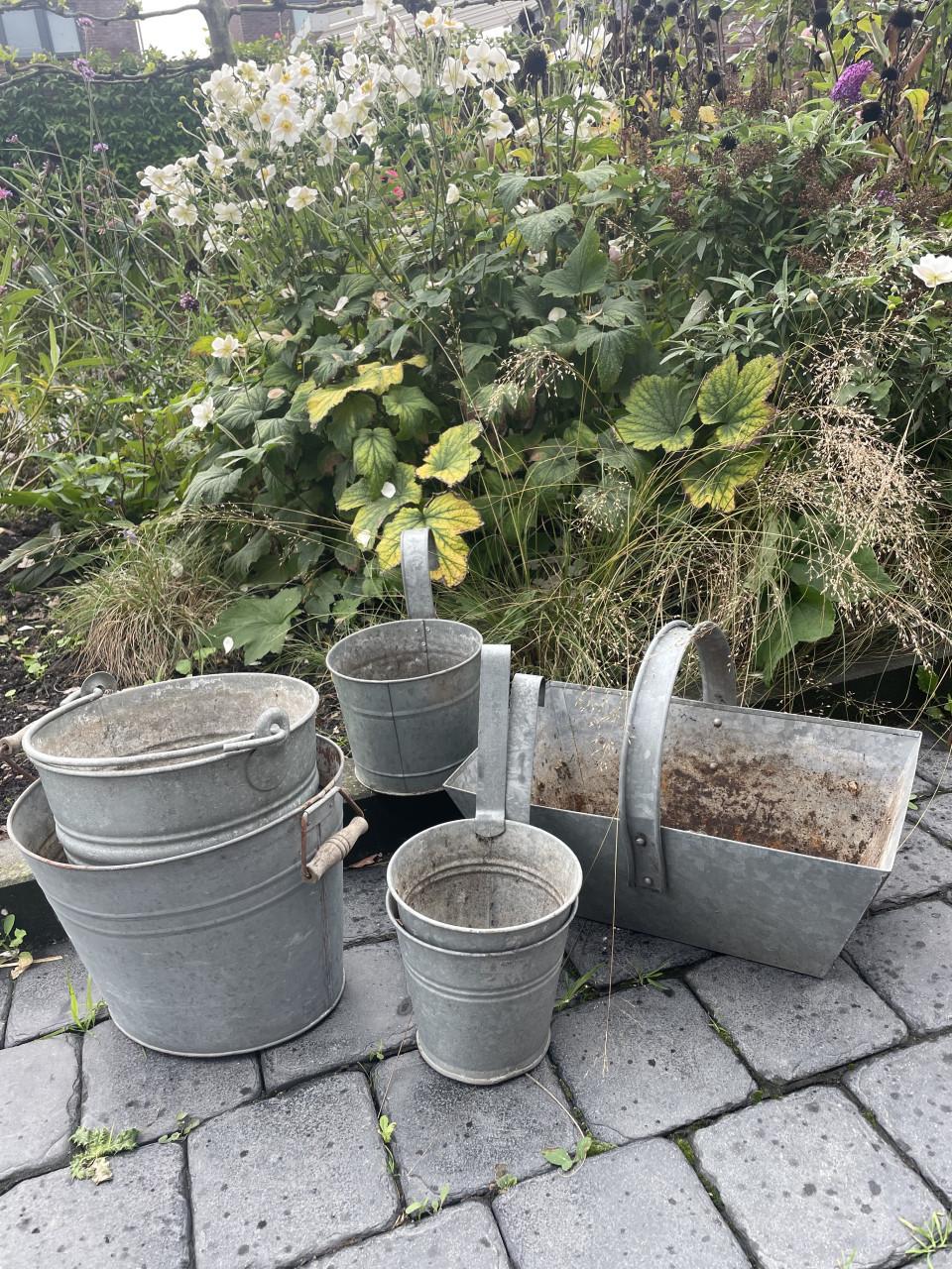 Zinken bloempotten en bloempot hangers