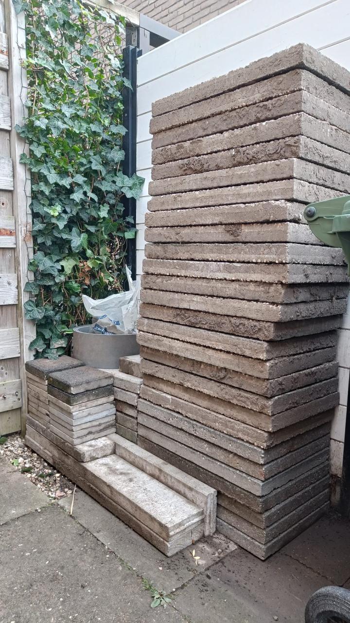 Gratis 35 betontegels / grindtegels 60x40 - (27x grindtegel)