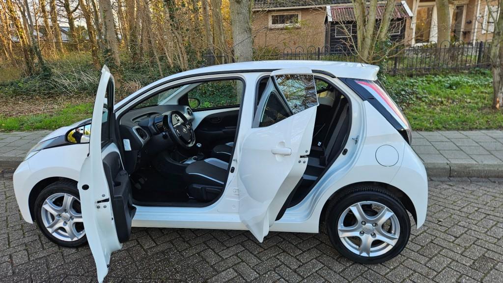 Toyota Aygo zuinige 1.0 vvt-i x-play 5drs 71.789 km ! nl auto
