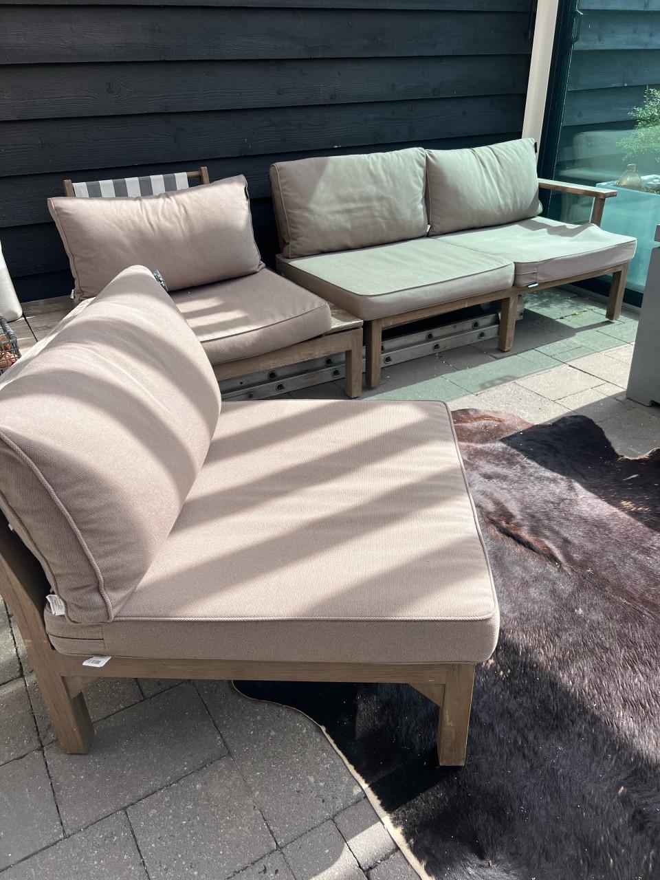 Een teakhouten tuinset