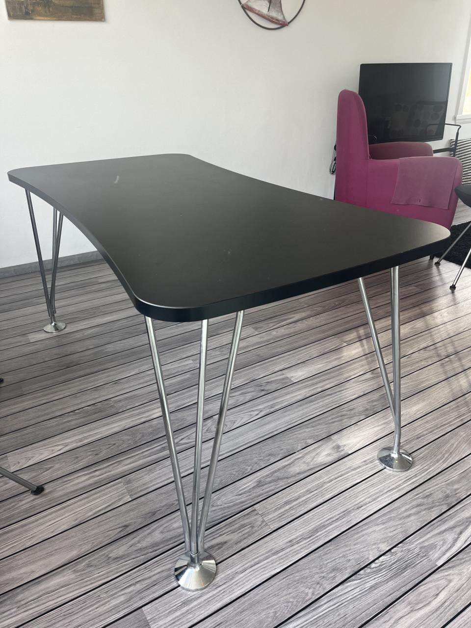 Stoelen en eettafel