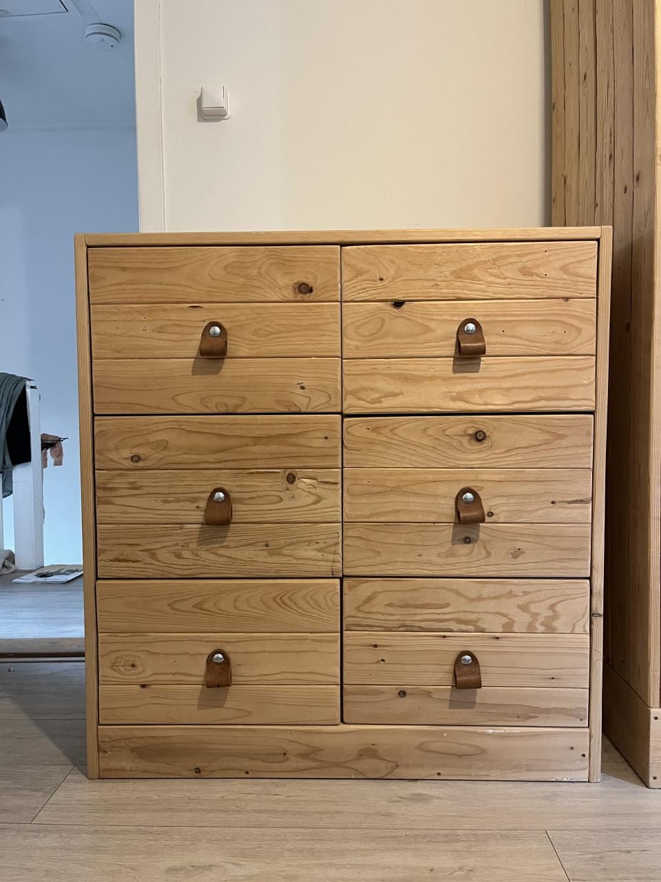 Robuuste landelijke houten commode met 8 lades