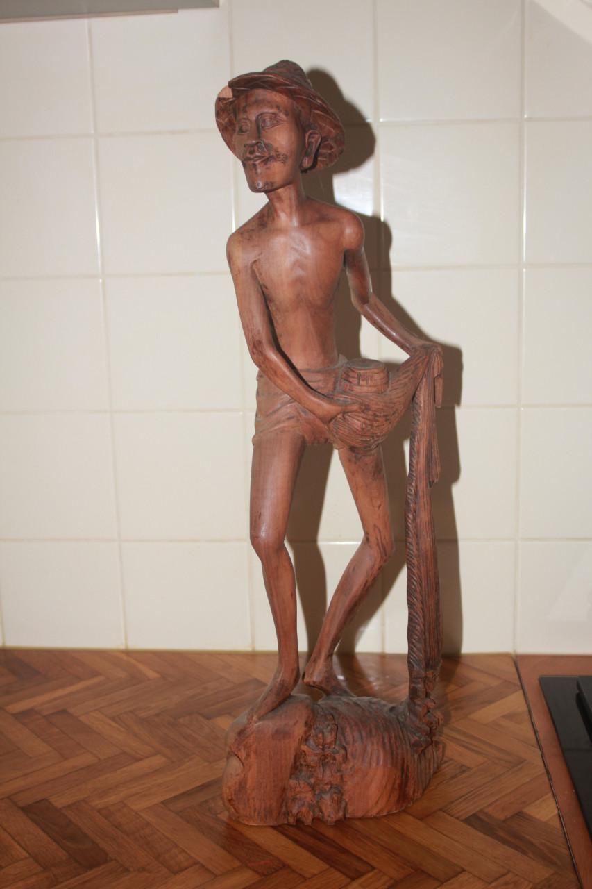 Houten beeld van indonesische visser,63 cm hoog