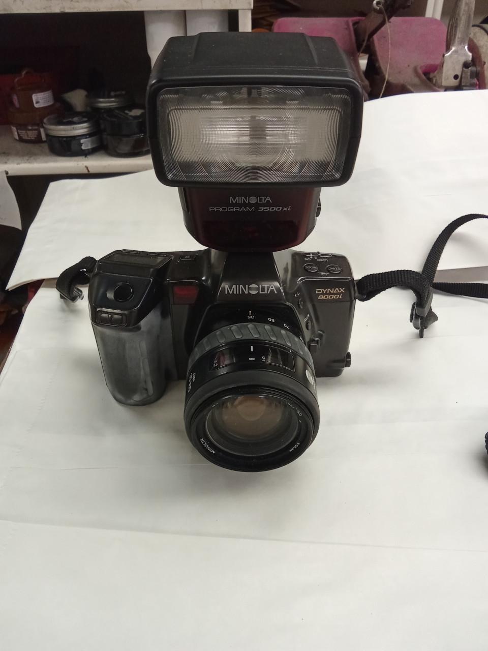 Minolta Dynax 7000i en 8000i met diverse objectieven en overige toebehoren