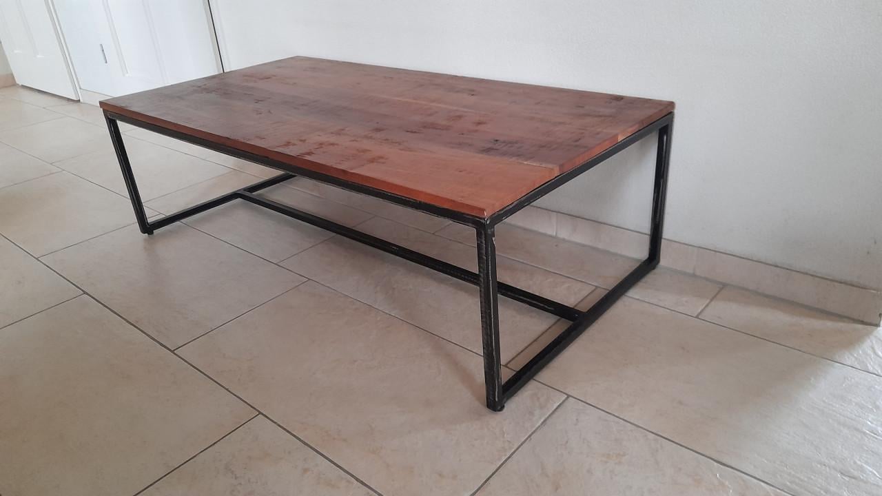 Prachtige salon tafel 118 x 60 x 36H (z.g.a.n.)