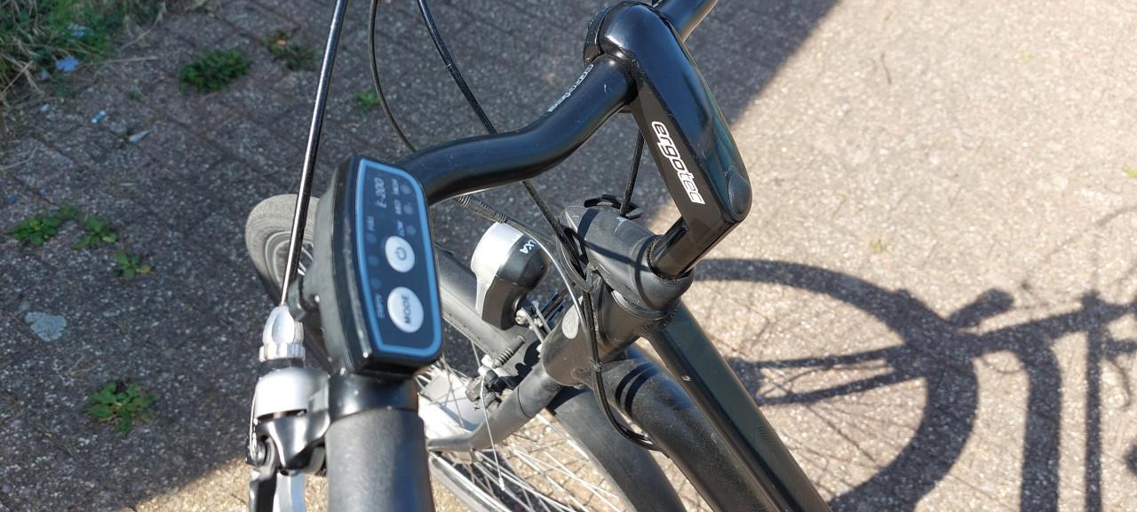 Mooie e-bike dames,matzwart,6500 km erop,framemt 49 cm