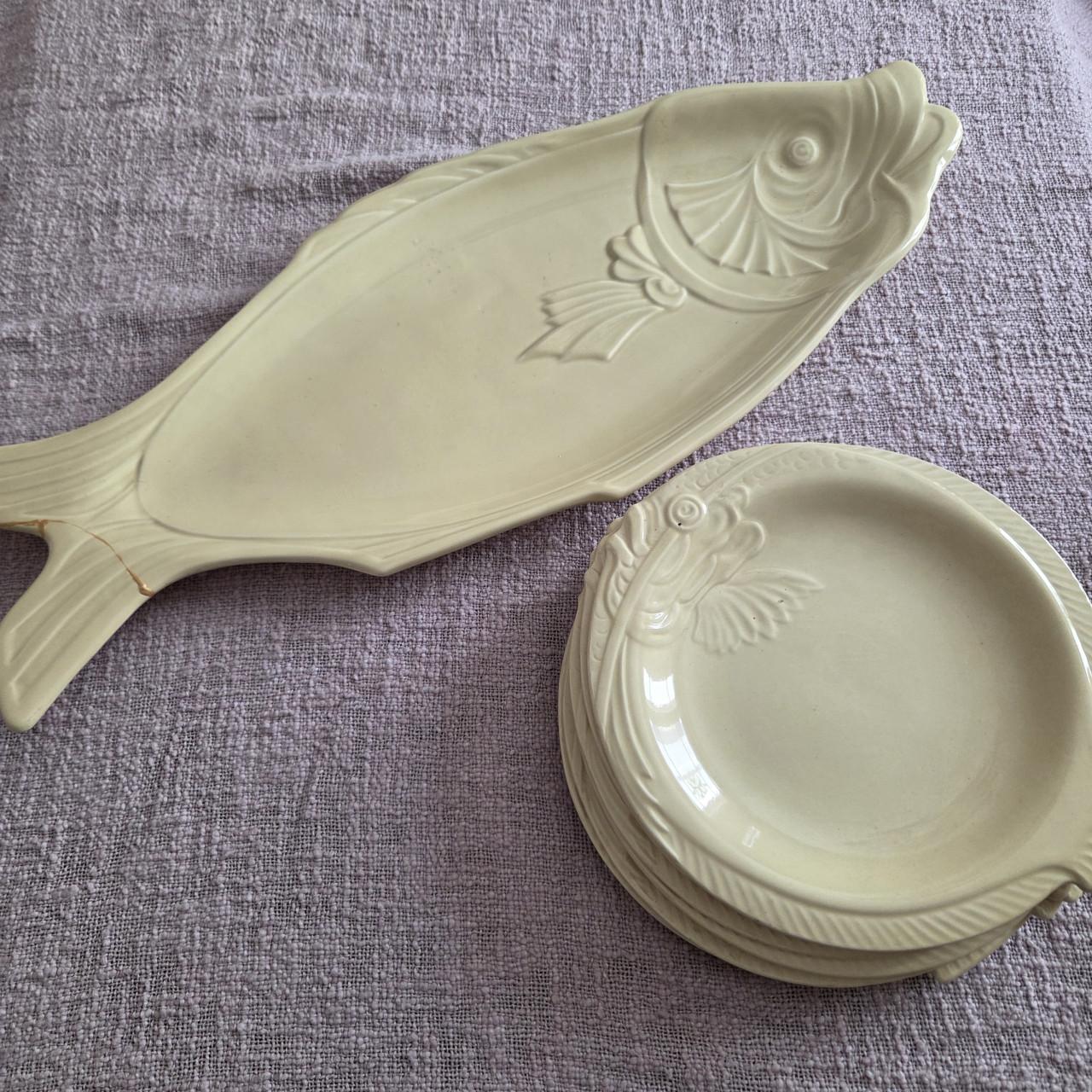 Art deco boterkleurig visservies, 6 borden plus serveerschaal