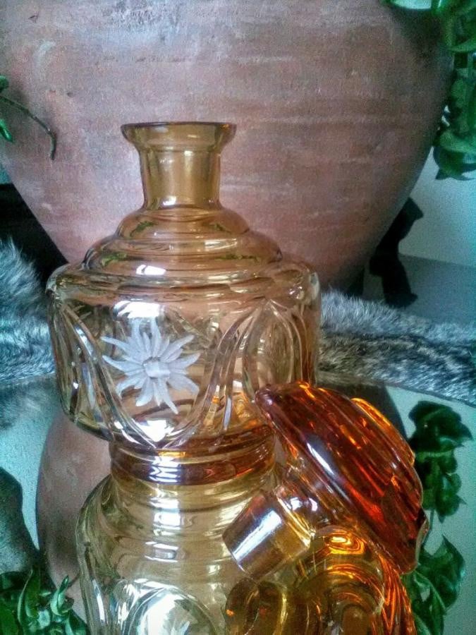 Oud likeursetje van amberkleurig persglas