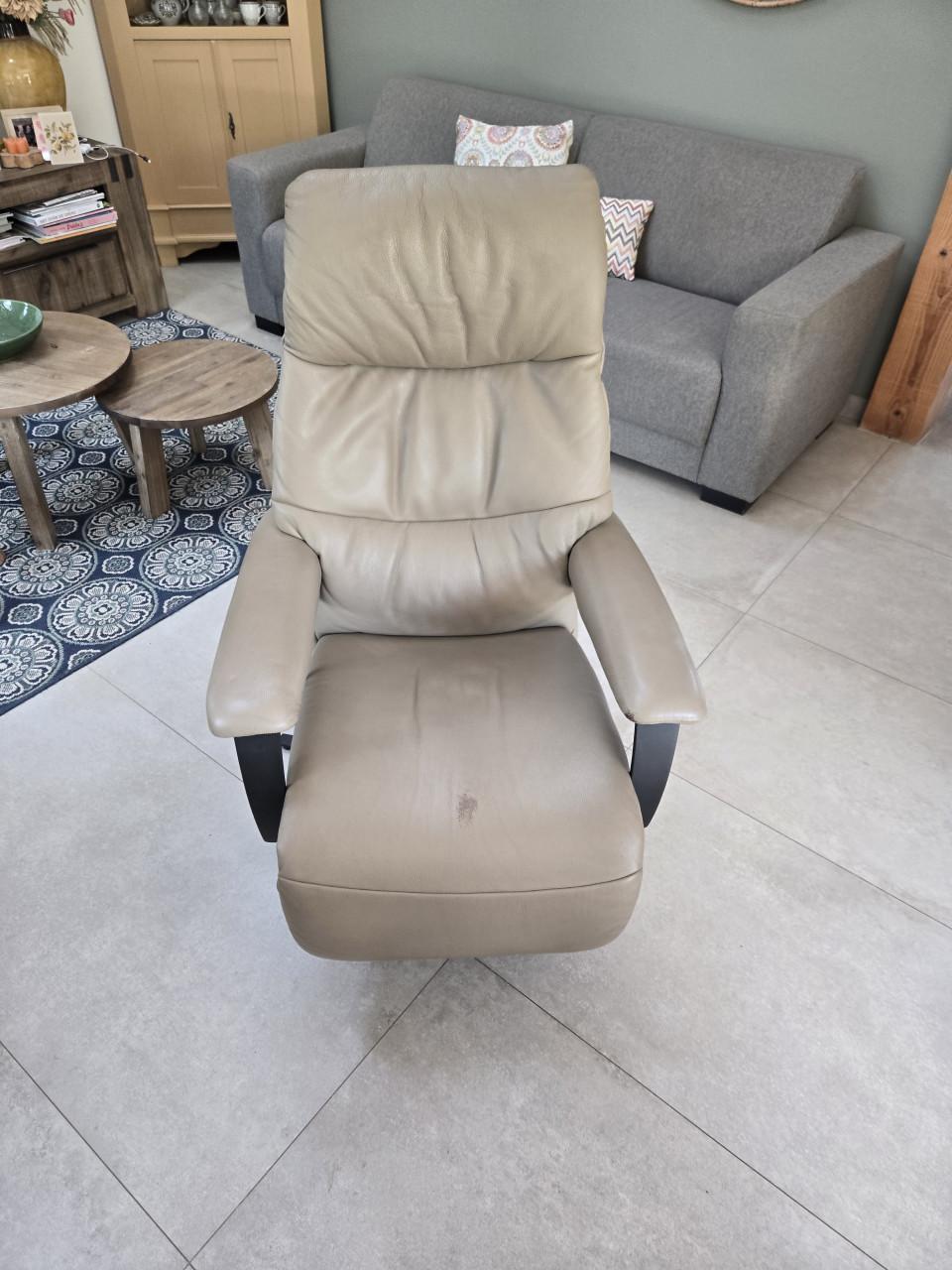 Stoel meubelzorg taupe kleur