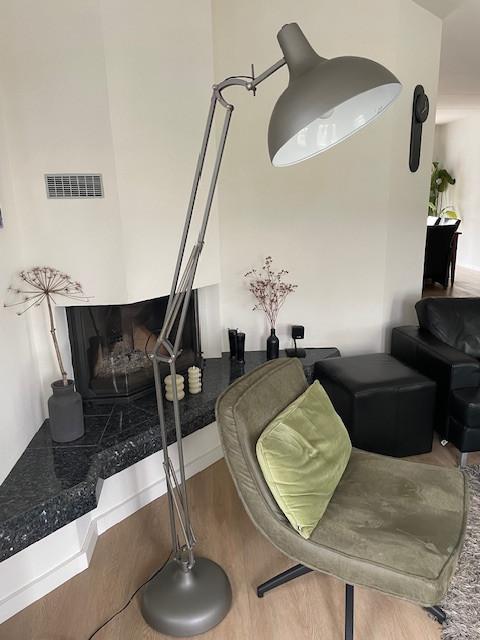 Te koop Industriële lamp. Draaibaar, in hoogte verstelbaar, met dimmer.