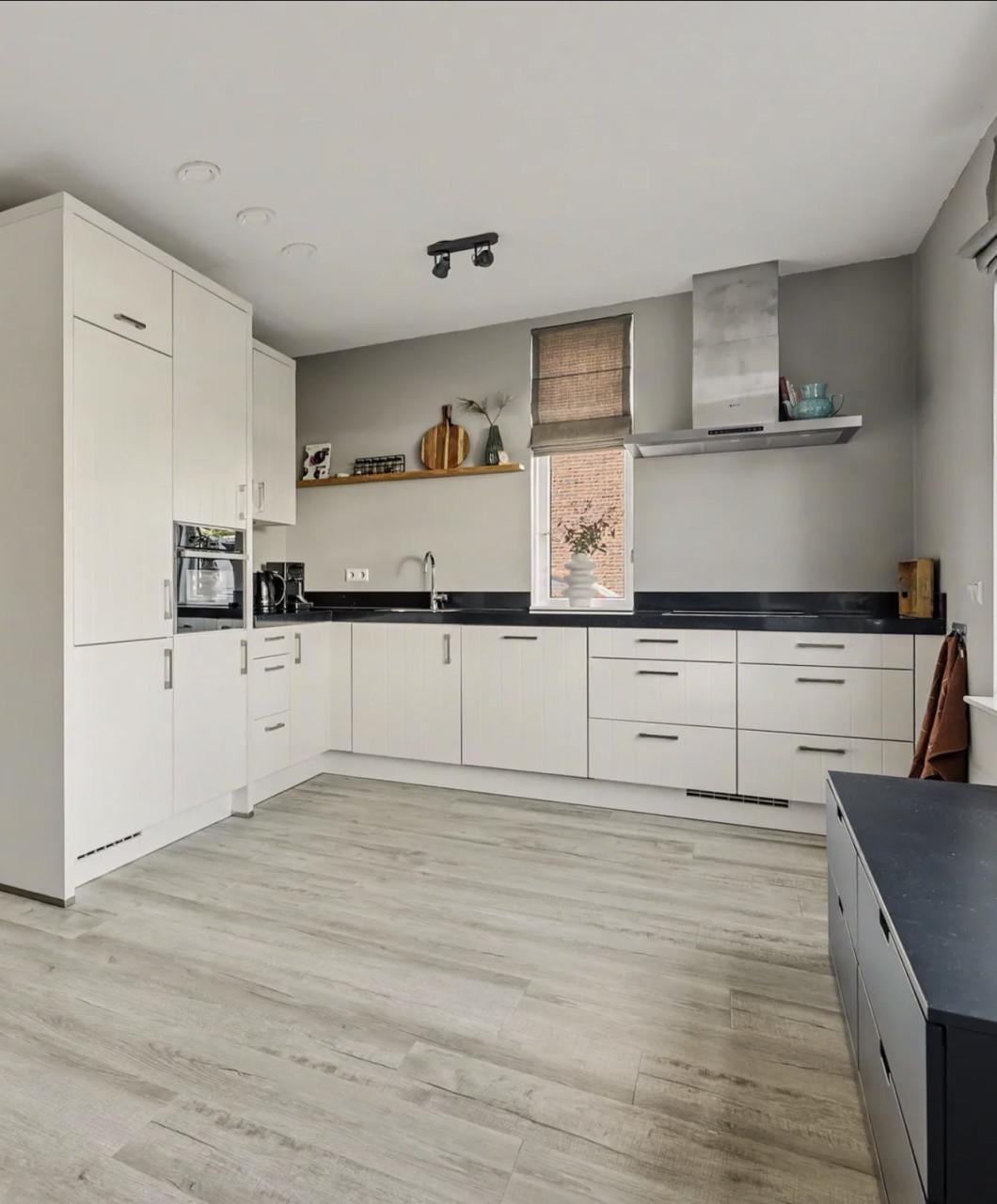 Moderne hoekkeuken (2019) met inbouwapparatuur