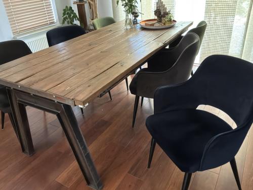 Eethoek met 6 stoelen, niet nieuw maar in goede conditie.