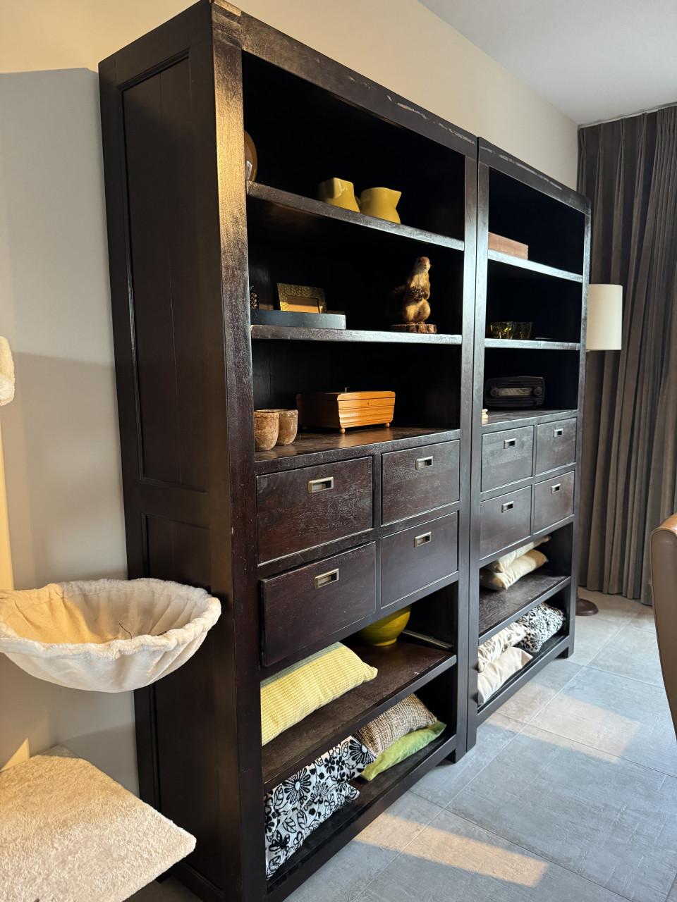 Meubels, kasten, eettafel, tv-meubel, vitrinekast