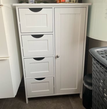 Te koop: Witte kast met 4 lades en deurtje – 83x54,5x30 cm – €50