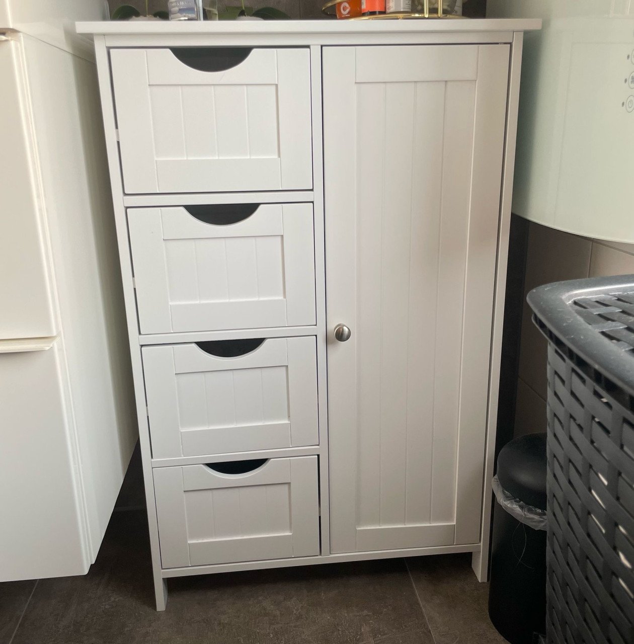 Te koop: Witte kast met 4 lades en deurtje – 83x54,5x30 cm – €50