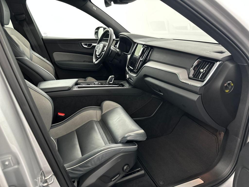 Volvo XC60 b5 264pk r-design| pano| camera| stoelverwarming| trekhaak