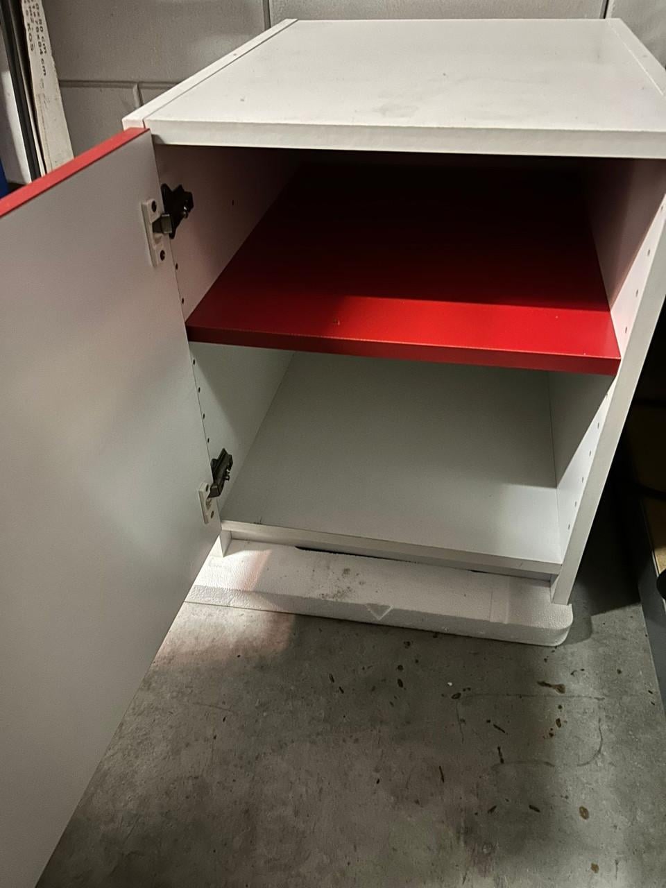 Klein kastje met rood deurtje