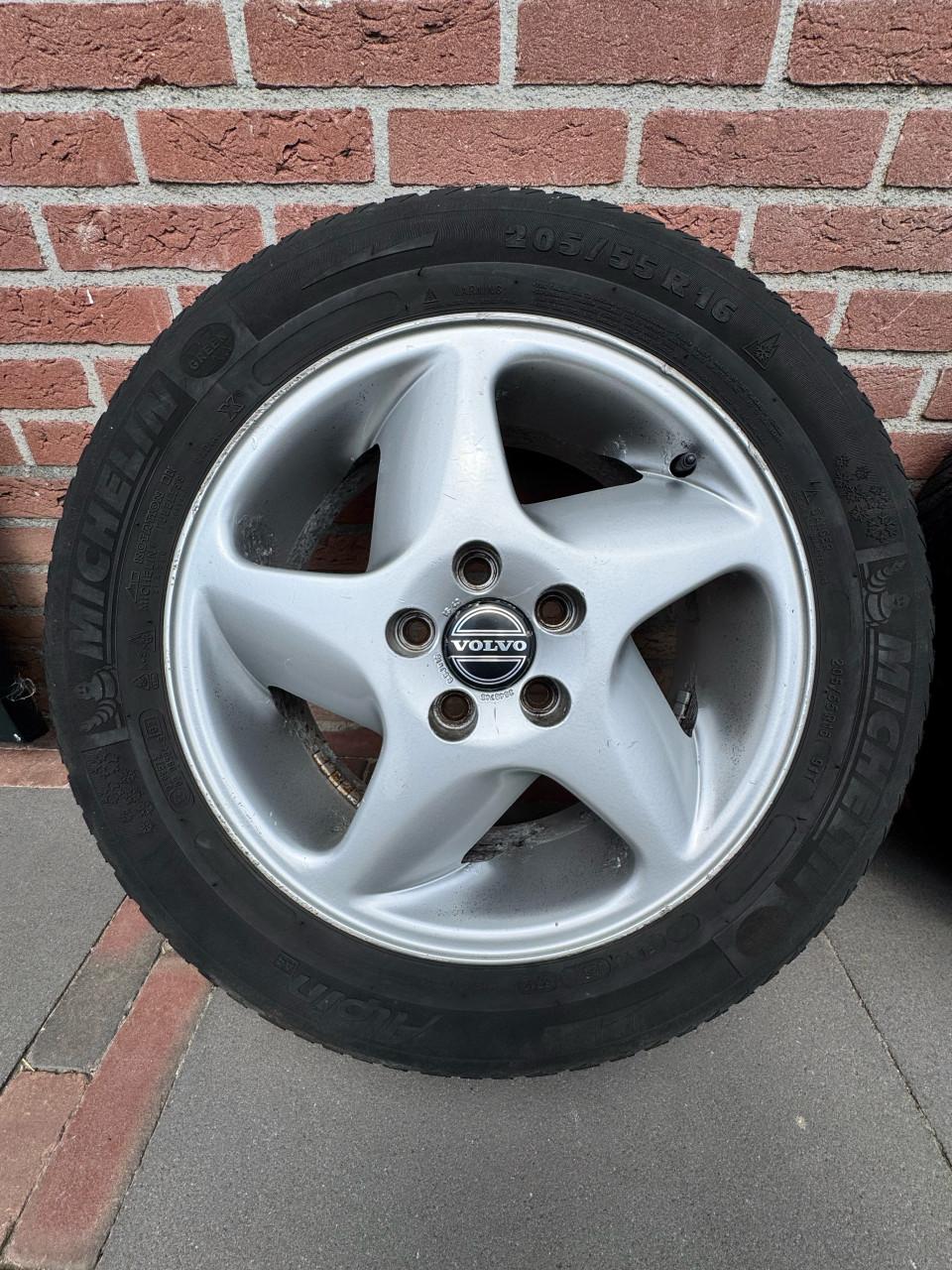 Volvo 16 inch winterbanden met velgen 4 stuks