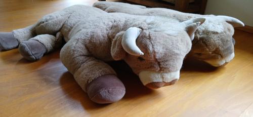 2 grote koe knuffeldieren