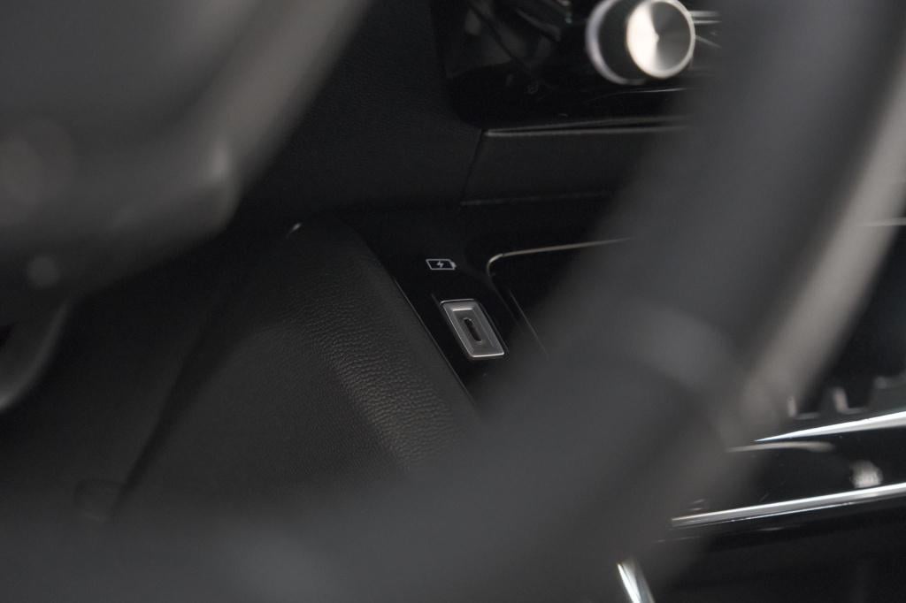 Peugeot E-2008 ev allure pack 50 kwh | 3 fase laadfunctie | parkeersensoren