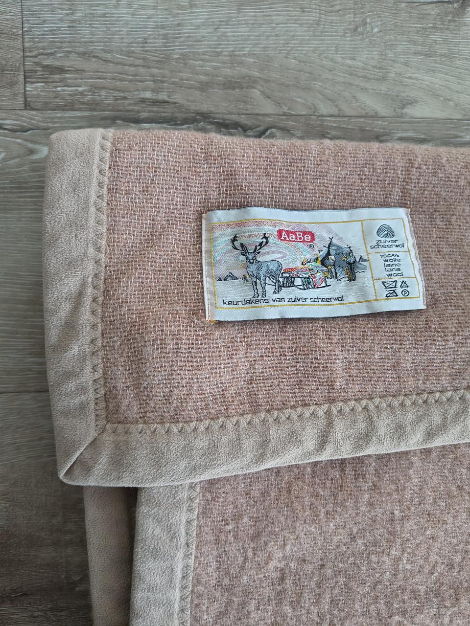 Prachtige beige wollen deken, AaBe zuiver scheerwol deken.