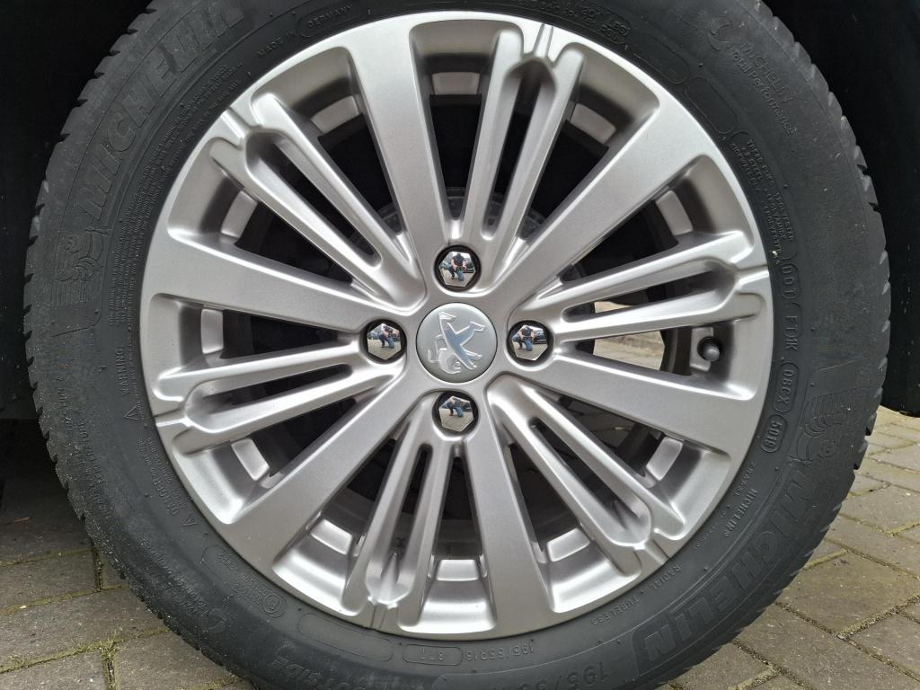 Peugeot 208 1.2 signature nav/airco/lmv/park