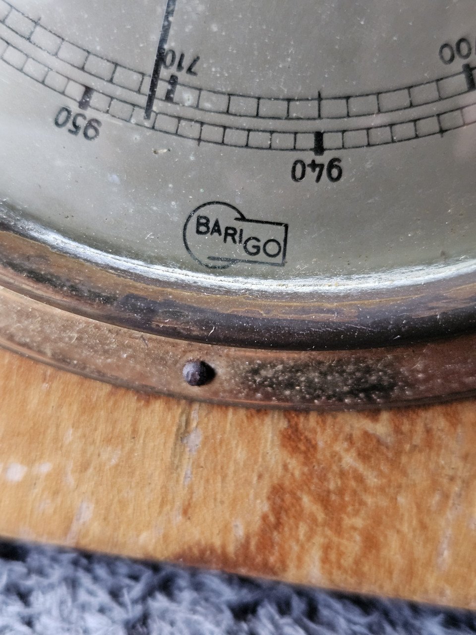 Mooi werkend antiek Barigo Barometer op originele houten plank....