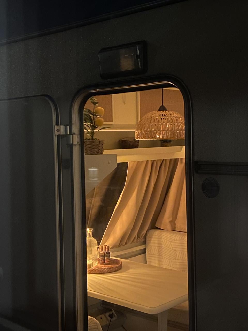 Kip Grey Line T42 - Compacte en complete caravan + voortent