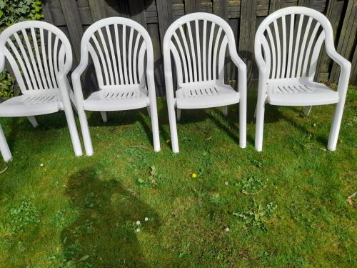 4 Tuinstoelen (stapelbaar) in goede nette staat )