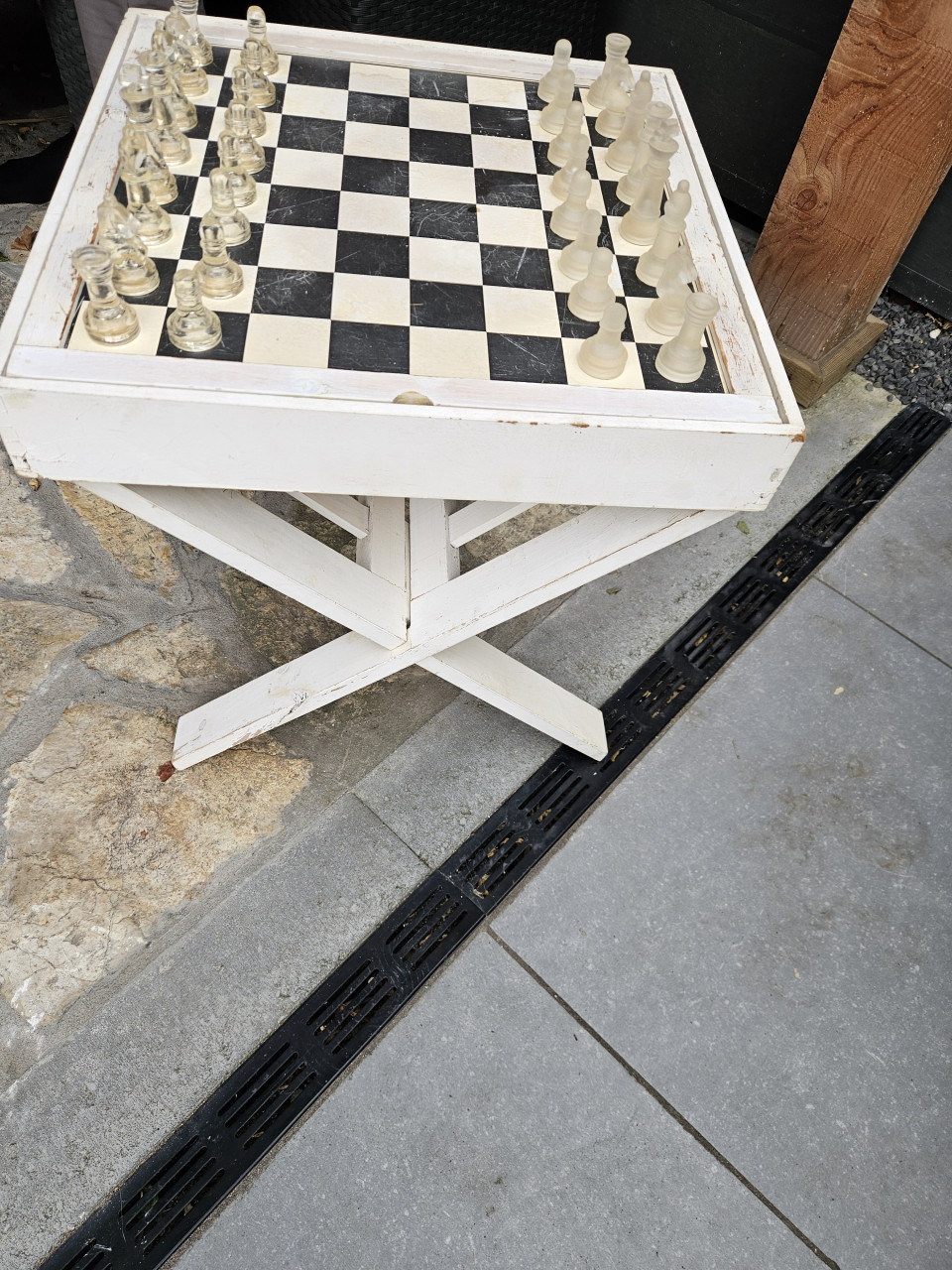 Mooi groot vintage schaakspel met standaard, glazen schaakstukken..