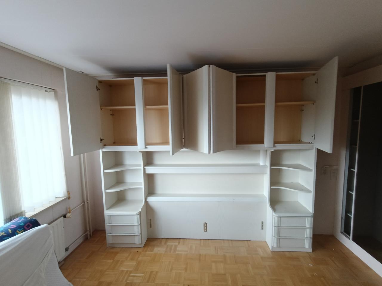 Bedachterwand met kasjes, zonder bed