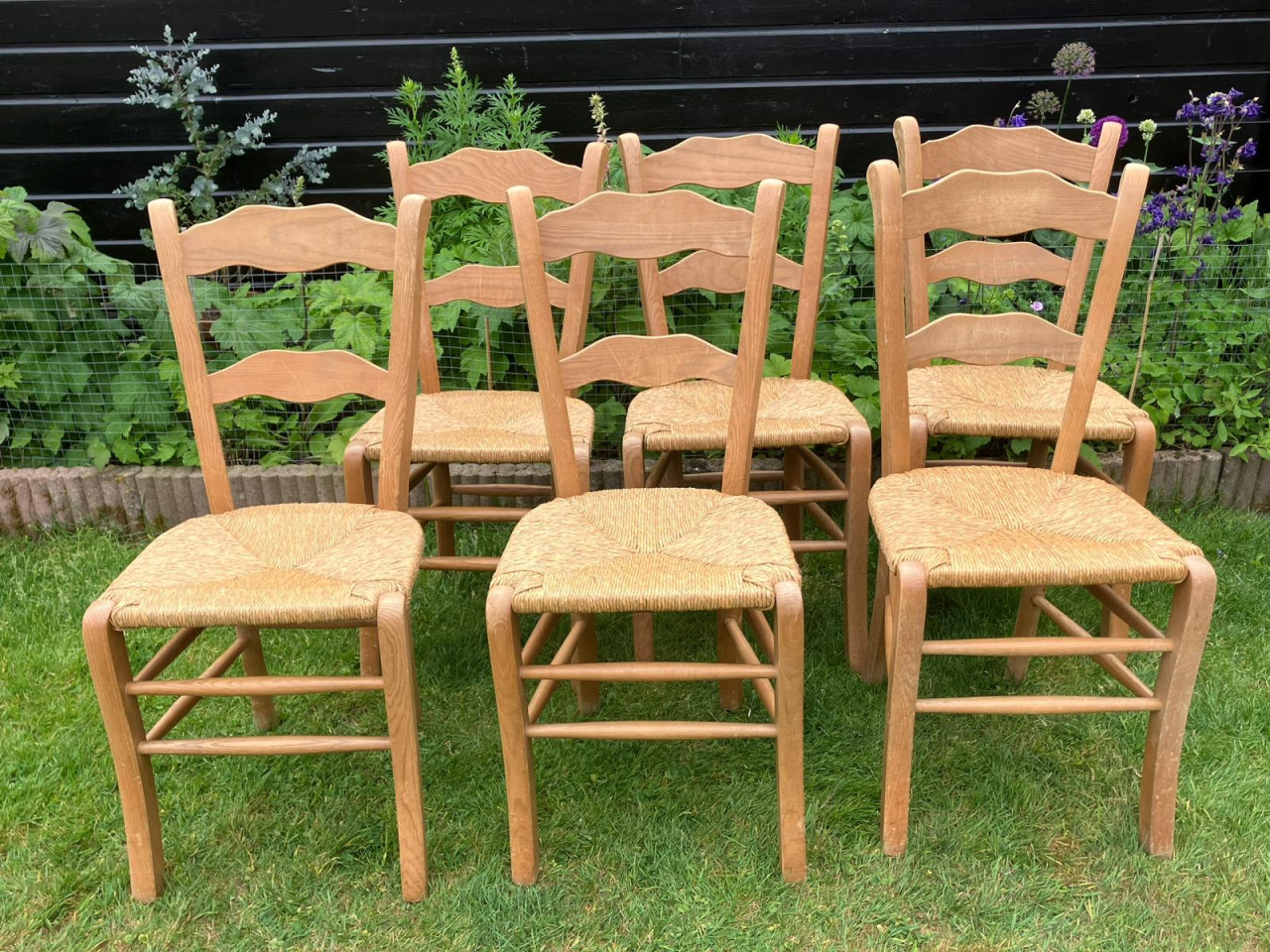 6 vintage houten stoelen met rieten zitting in keurige staat