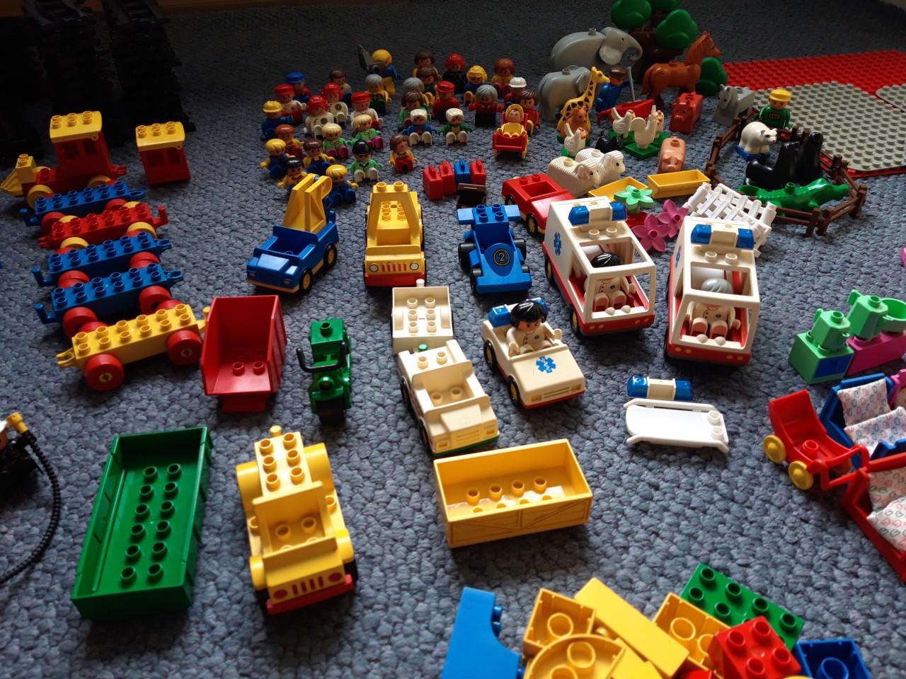 Veel duplo (dierentuin, trein, brandweer, ziekenauto’s enz.)