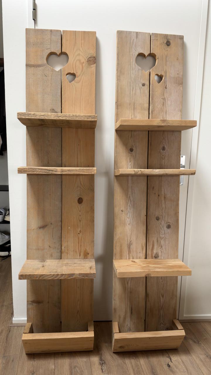 2x steigerhouten wandrek met hartjes  1,79 m hoog