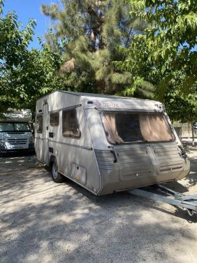 Kip Grey Line T42 - Compacte en complete caravan + voortent
