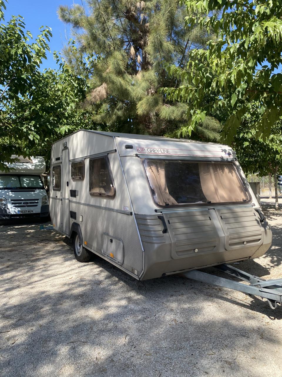Kip Grey Line T42 - Compacte en complete caravan + voortent