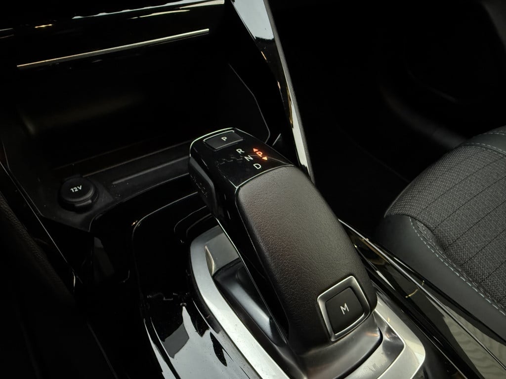 Peugeot 208 1.2t allure // automaat //