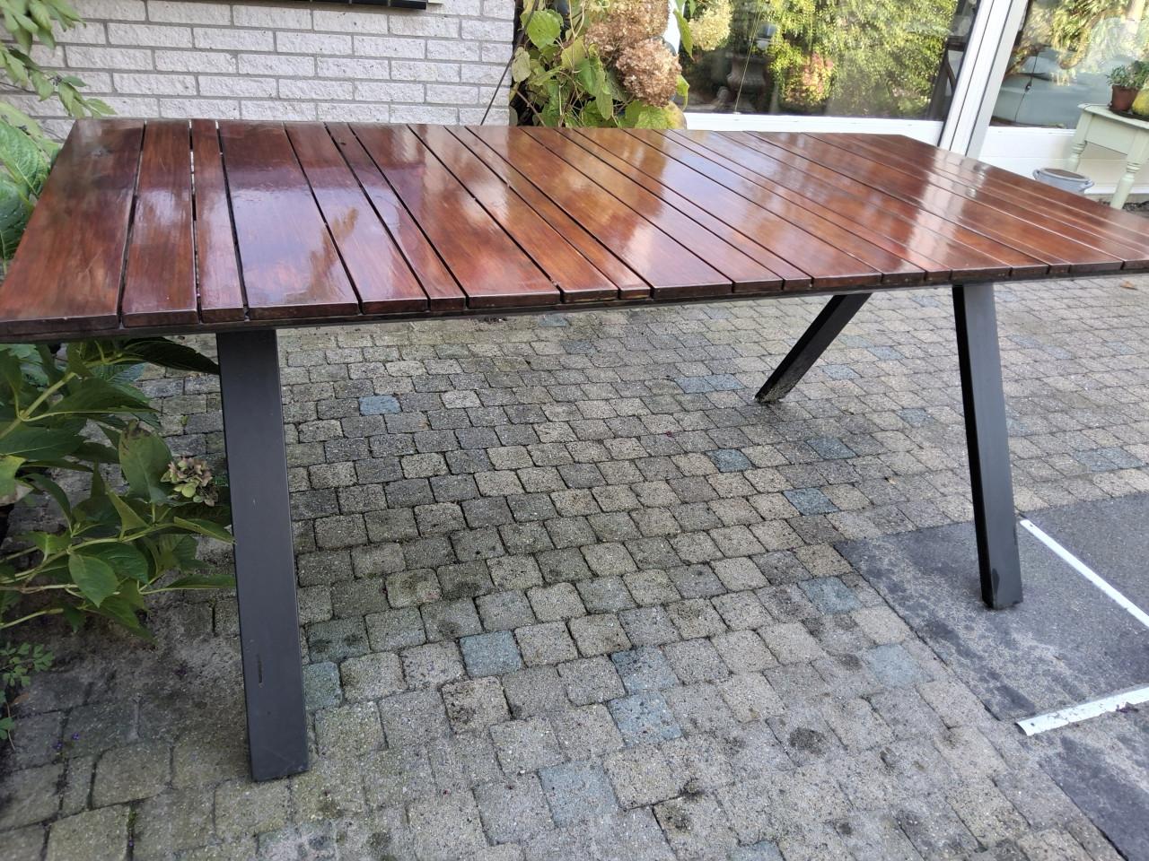 Houten buiten tafel  .