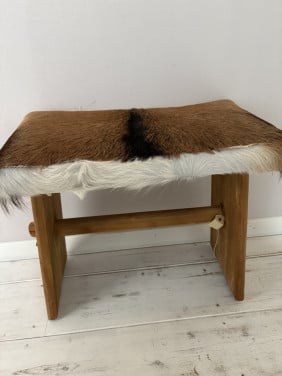 Houten kruk met geitenvacht