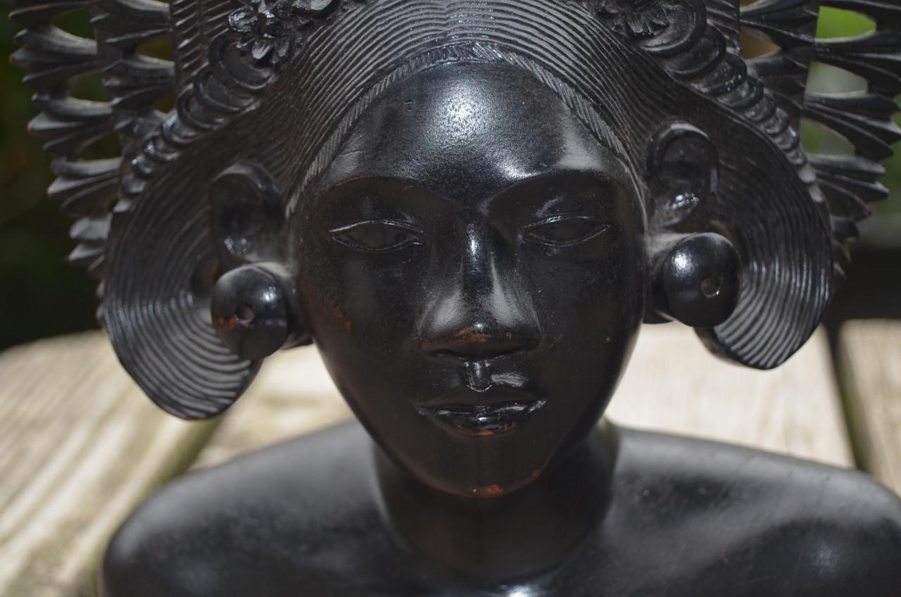 2 Balinese beelden 'hem en haar'.