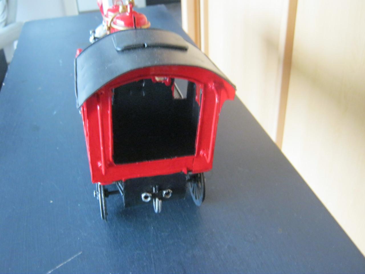 Metalen stoomlocomotief.