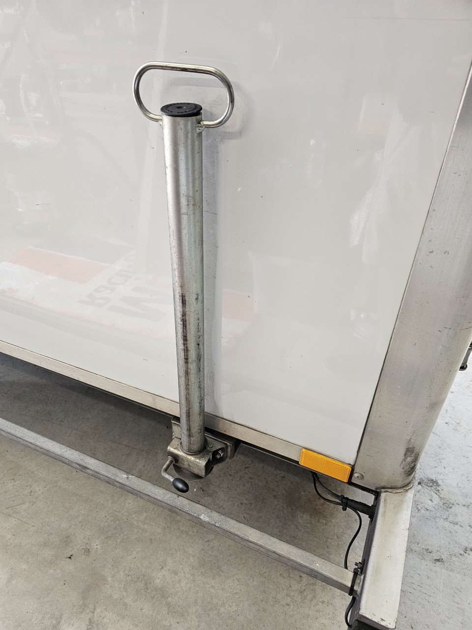 Trailer van 2018, opbouw 4 meter, zo goed als nieuw.